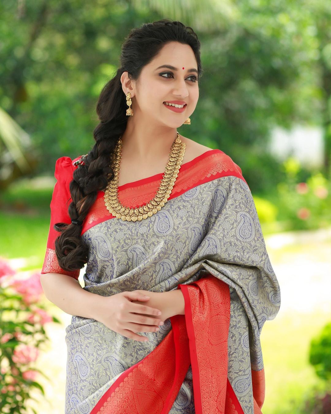 Malayalam Actress Miya George Beautiful jewelry in Blue Saree